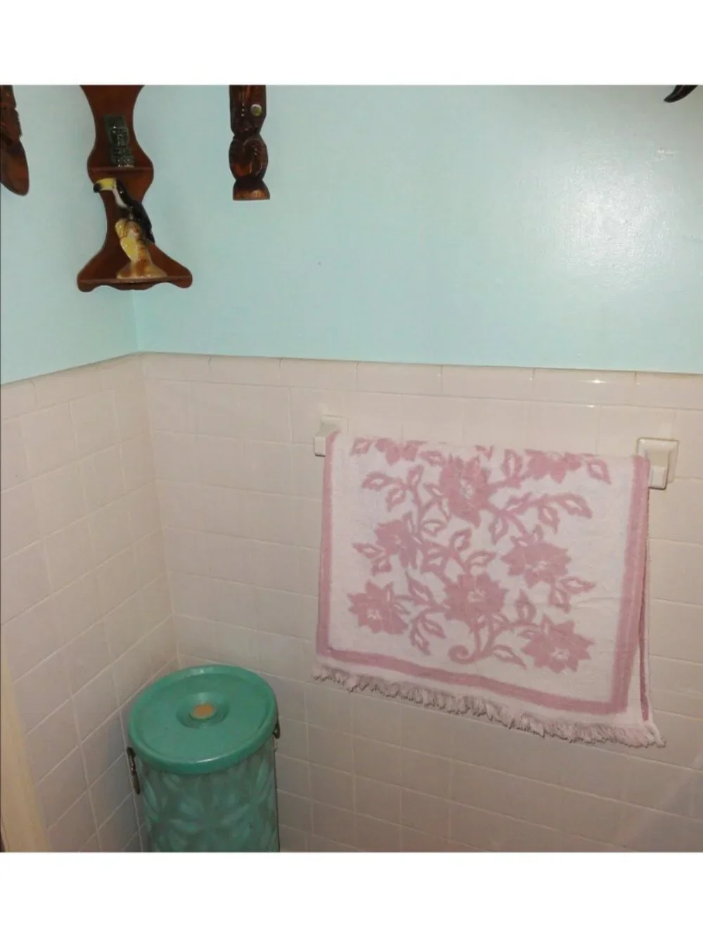 Vintage Pink & White Reversable Fieldcrest Floral Bath Towel w/ Fringe